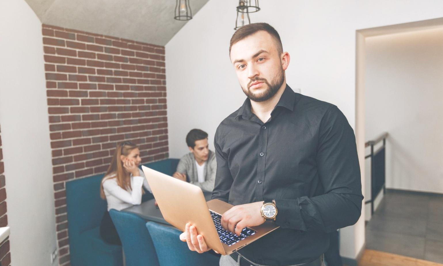Arbeitsbereich mit Finanzanalyse und Geschäftsdokumenten