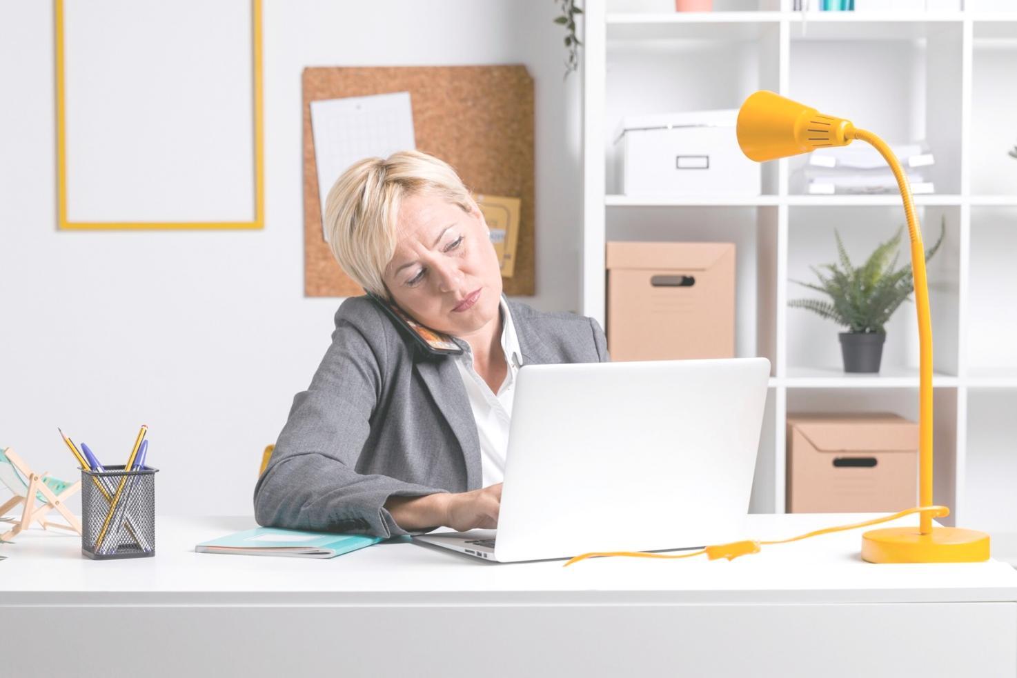 Arbeitsumgebung mit Finanzanalysen und Laptop